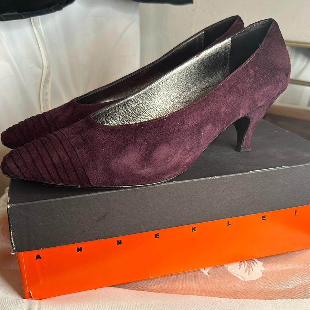 Vintage Anne Klein Women size 10 Cemento Suede